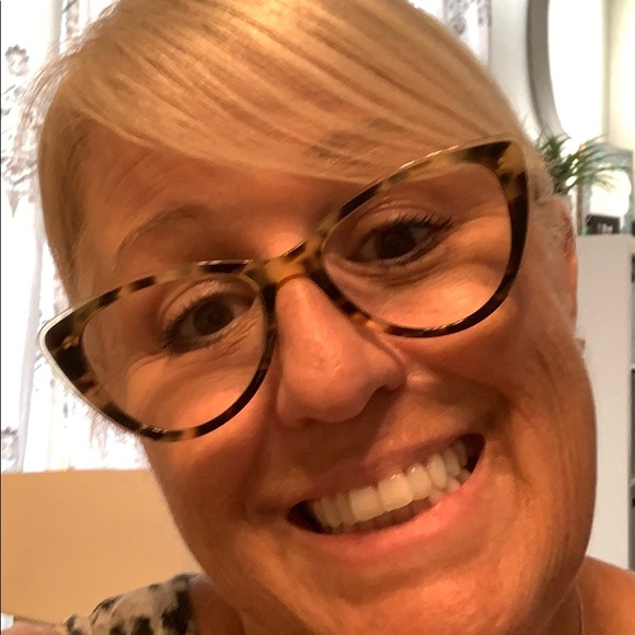 Meet your Posher, Cynthia - Picture 1 of 1